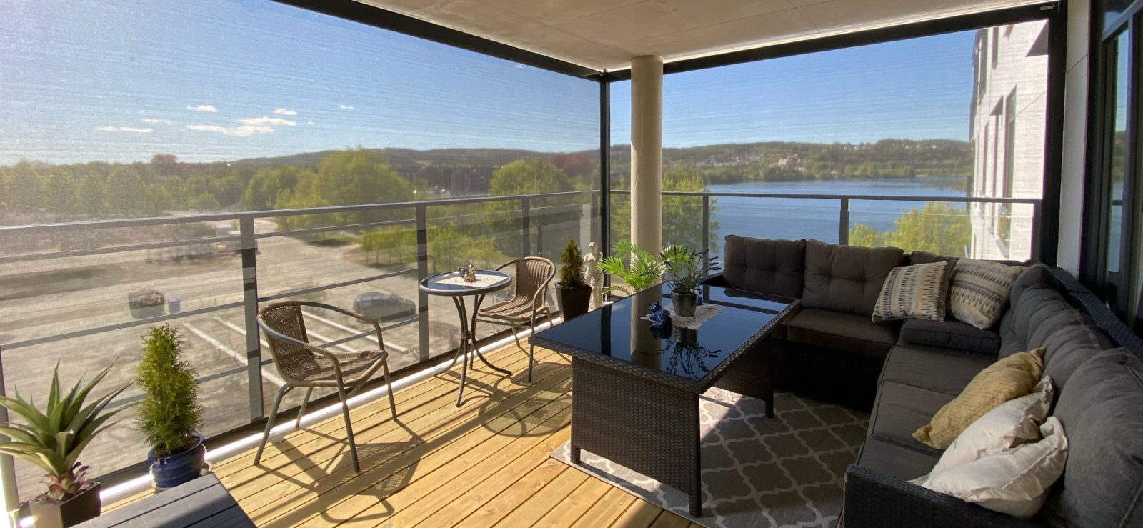 Flott utsikt igjennom levegg av screen på en moderne og koselig veranda.