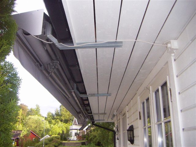 Lavt tak med skreddersydde braketter slik at terrassemarkisen kan monteres høyrere opp