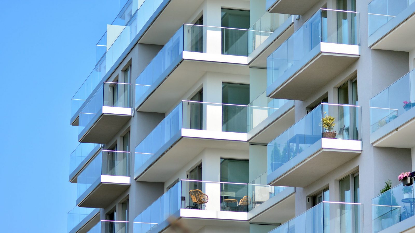 Moderne leiligheter med glass balkonger.